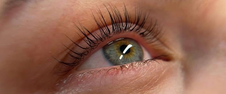 Oog met natuurlijke wimpers voor de lash lift