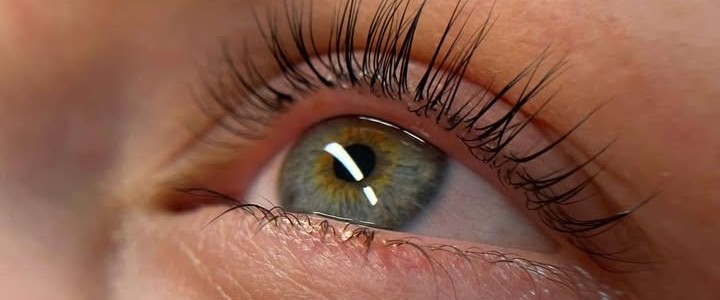 Hetzelfde oog na de lash lift, met gekrulde en gelifte wimpers